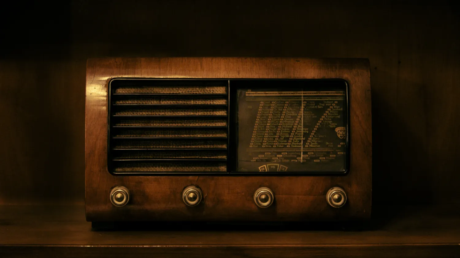 A wooden valve radio from the 1940s on a shelf.